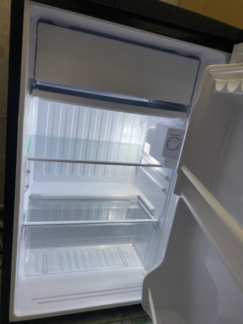 Mình dùng ẻm này sắp 2 năm rồi, mua hồi 22/01/2021 ấy, hôm nay lau chùi ẻm chuẩn bị đón năm mới, mình để trong phòng ngủ, mình cực kỳ ghét tiếng ồn nhưng ẻm này cực kỳ êm, hồi mới đầu mua về lo cực vì mới bật lên ẻm kêu hơi to luôn, sau đó thì êm ru tới giờ, đây là ưu điểm rất lớn của ẻm.

Làm lạnh rất khá nha, nhưng điểm trừ cực bự đó là cực kỳ dễ đóng tuyết ngăn đông, nên mình hay rã đông mỗi 3 tháng, lâu lâu lười tầm hơn nửa năm mới rã đông thì nước lênh láng dọn khùng luôn.

Mình dùng khá kỹ tính, cứ đổ nước hay dơ gì là mình lau chùi ngay nên đến giờ vẫn như mới, tủ lạnh mình để đồ ăn thức uống cực kỳ nhiều chật kín luôn ấy.

Chung quy đây là một chiếc tủ lạnh cực kỳ đáng tiền nhé, màu đen nên nhìn rất sạch, ai mua về dùng kỹ tính yêu thương ẻm tí thì ẻm sẽ bền mãi với mình thôi nè.