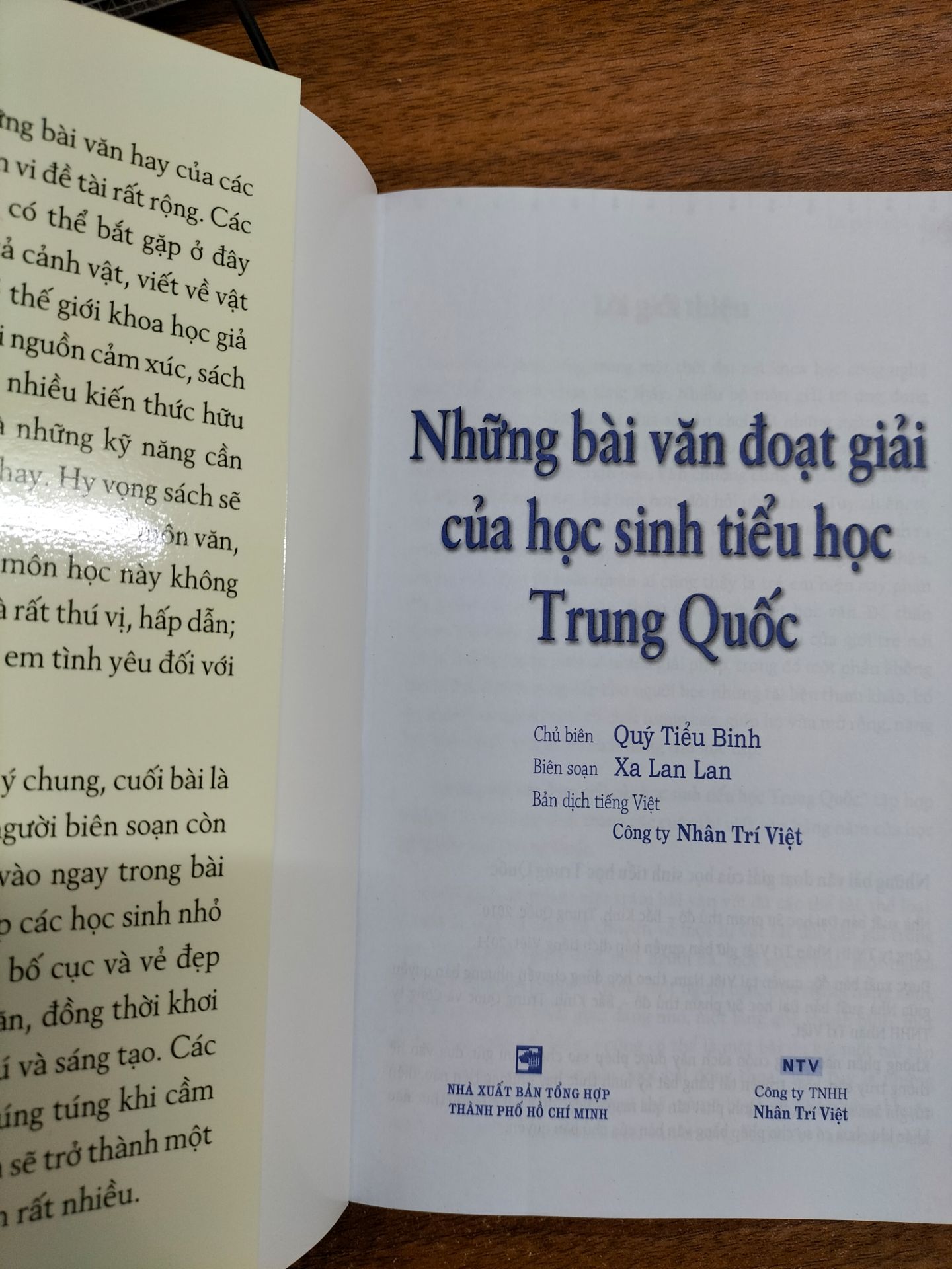 Tiki giao hàng đúng dự kiến, sách mới, không bị nhăn hay bẩn bìa sách. Về nội dung thì sách có nhiều bài văn rất hay với cách suy nghĩ, hành văn đặc sắc của các em học sinh Trung Quốc.