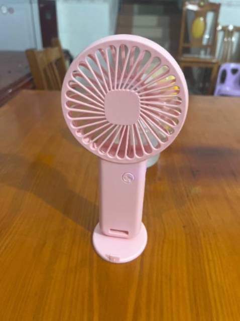 Quạt mát, sạc đầy sử dụng được hơn 2h, ko có tiếng ồn, màu hồng cưng xỉu, có thêm giá đở đt để xem phim, giao hàng nhanh, shop thân thiện, quá tuyệt vời..!