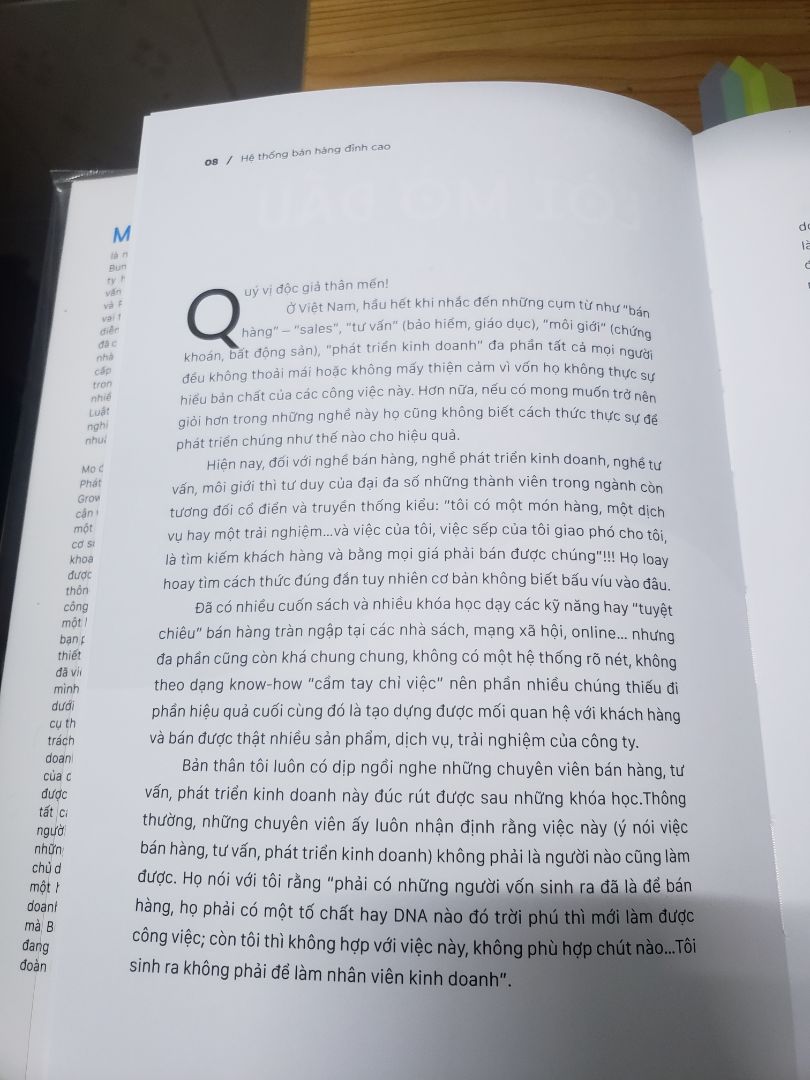 Mình sẽ viết ngược một tí, mình chê trước vì điểm này đáng trách:
- Nội dung hay, phù hợp cho các anh/chị/bạn làm vị trí Business Development hoặc mảng B2B nói chung. Cũng vì vậy mà cho 2 sao, vì tựa đề dịch sai tinh thần của nội dung chính, sẽ khiến nhiều bạn làm sales trong mảng B2C nhầm tưởng và mua, sau đó không ứng dụng đc nhiều hoặc đọc không hiểu (như các bình luận trước). Ban đầu mình mua cũng vì lí do lầm tưởng như vậy, nhưng rất may cho mình là mình đang làm BD nên cuốn sách này vẫn có ích cho bản thân mình. Mình nghĩ đây là hành động có chủ đích để thu hút khách hàng người Việt của tập thể biên dịch. Tuy nhiên dịch như vậy không chỉ sai về nghĩa đen của tựa sách, mà mình tin là còn sai cả về tinh thần của tác giả, sai với nội dung của sách.
**Cảnh báo cho các bạn có ý định mua nên đọc kĩ: sách này nội dung thiên hẳn về Business Development chứ không phải là kĩ năng hay hệ thống kĩ năng bán hàng
- Bên trong nội dung sách còn nhiều chỗ dịch sai, dịch không đúng ngữ cảnh, ngữ nghĩa, tuy những chỗ sai này không làm ảnh hưởng nội dung chính nhưng vẫn cần cẩn trọng trong khâu biên dịch, kiểm định trước khi xuất bản.
- Sách không có book mark, trình bày chữ hơi nhỏ và font chữ chưa được đẹp.

Điểm cộng rất lớn cho bạn nào là đối tượng mà tác giả nhắm tới:
- Kiến thức trong sách vẫn còn rất mới, tính ứng dụng cao, được trình bày khoa học và hệ thống mà tác giả xây dựng cũng có tính định lượng chứ không chỉ là nhận xét định tính chung chung.
- Nội dung đc trình bày chi tiết, có các tài liệu mô phỏng cũng như link để tải các tài liệu đó về (tài liệu nhằm bổ trợ cho việc đọc và áp dụng Snowball System)
- Tác giả không phải ngôi sao mạng xã hội (như Jordan Belfort, Grant Cardone,...), nên quyển sách này dù không được truyền thông nhiều nhưng vẫn đạt được phản hồi rất tốt, chứng tỏ là hiệu quả thu được từ việc đọc sách này rất tích cực.

Cảm ơn sự đóng góp của tập thể biên dịch, nhưng mình không đánh giá cao giá trị của bản dịch này nếu so với bạn chính bằng tiếng Anh, vì những điều mình đã nêu trên!