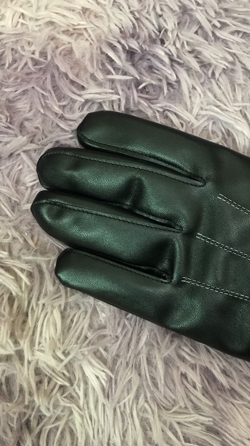 Gang tay đẹp. Da bóngđộ co giãn tốt. Đường may chắc chắn. Thiết kế được biệt cho phép thoải mái dùng điện thoại cảm ứng luôn. Găng tay ấm tiện dùng. Lớp bên trong giống như nhung ấy đeo rất dễ chịu và ấm, không có cảm giác cấn tay. Sản phẩm tốt 5 sao.