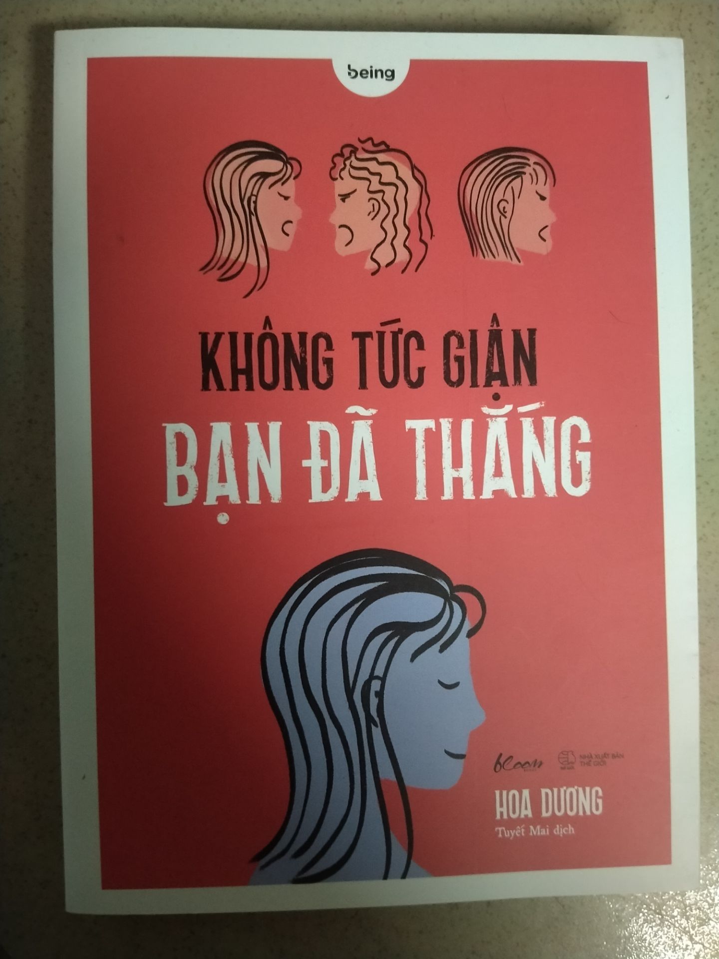 giao nhanh, sách hay, dành cho những bạn chưa học được cách kiểm soát cảm xúc, lúc nào cũng thấy mấy con quẻ xung quanh mình sao trà xanh quá nè. tuy đóng gói sơ sài nhưng cũng may sách ko bị sứt mẻ quăn góc gì nhiều. chữ nhỏ, màu mực xanh, hơi khó đọc