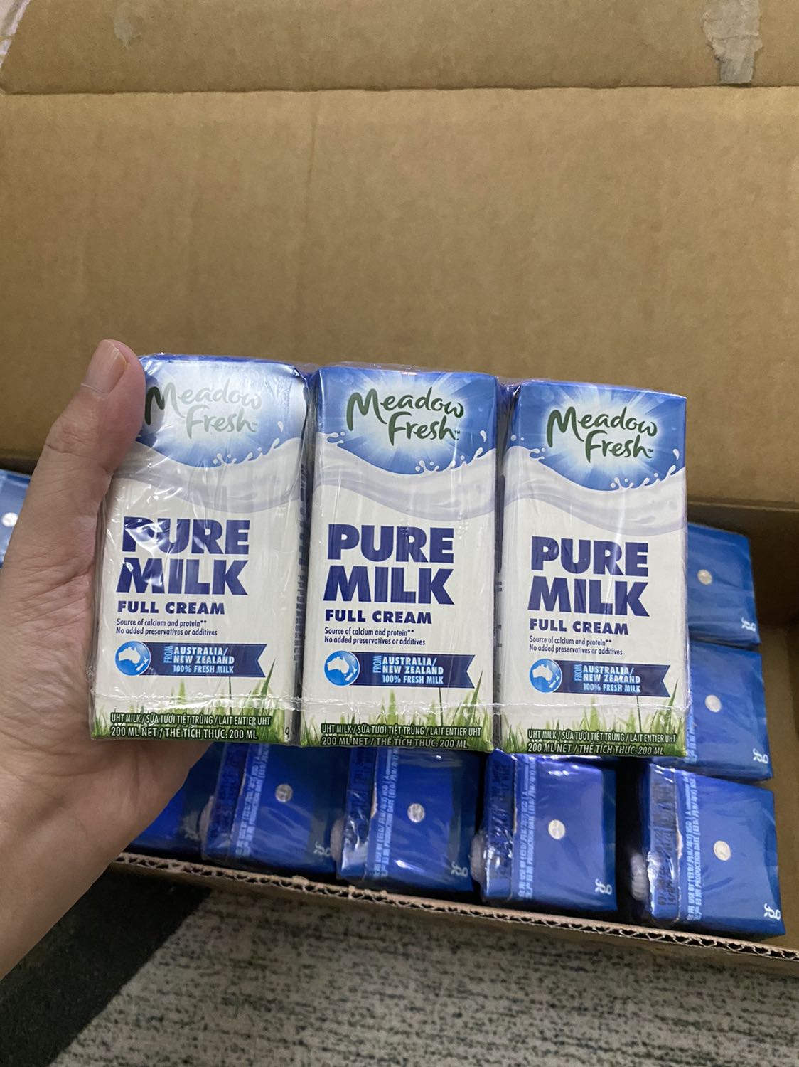 Tiki giao siêu nhanh, tối mà vẫn giao tận cửa luôn! Dùng tikinow cũng thích thật!
Sữa đảm bảo, hàng chuẩn, date vẫn còn khá xa, tiki đóng gói rất cẩn thận! Giá lại đang khá tốt! Nói chung vote 5 sao 😄