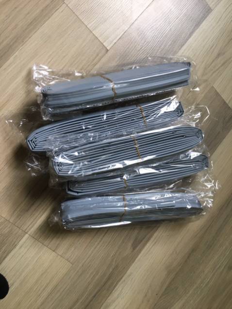 Vật liệu tốt. Ron kín gió, giảm tiếng ồn kha khá, bặt sưởi không mất nhiệt. Keo dính chắc