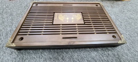 Thiết kế đẹp, chất gỗ ổn, sản phẩm to hơn mình dự kiến, Để bộ ấm chén thoải mái. Nói chung hàng lòng, giá quá tốt.