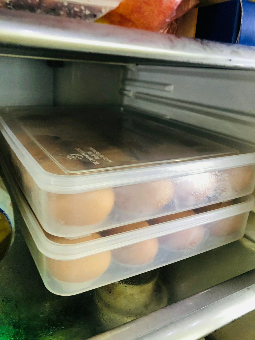 Hàng giống hình, chất lượng ok, giao hàng nhanh chóng, tư vấn nhiệt tình, nói chung là khá hài lòng đánhh giá 5 sao cho shop. hợp tủ lạnh to, tủ nhỏ thì để hết nhiều diện tích lắm, quả trứng to để cũng khó