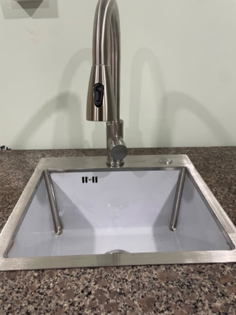 Ban đầu mình đặt chậu bự quá khi nhận đc lắp không vừa, sau đó có hỏi shop tư vấn để đặt lại chậu có kích thước phù hợp mặc dù bị charge phí đổi 10% nhưng vẫn thấy hài lòng, Chậu dạng vuông góc hiện đại, màu trắng sáng bóng và dễ lau chùi. Cách lắp đặt rất đơn giản và nhanh chóng, khi lắp chỗ nào k rõ thì nhắn shop hỗ trợ. Mình chỉ cần gắn nó vào lỗ đá đã cắt và kết nối với ống nước là xong, Nói chung là hài lòng, shop nhiệt tình, mọi người nên mua nhé,