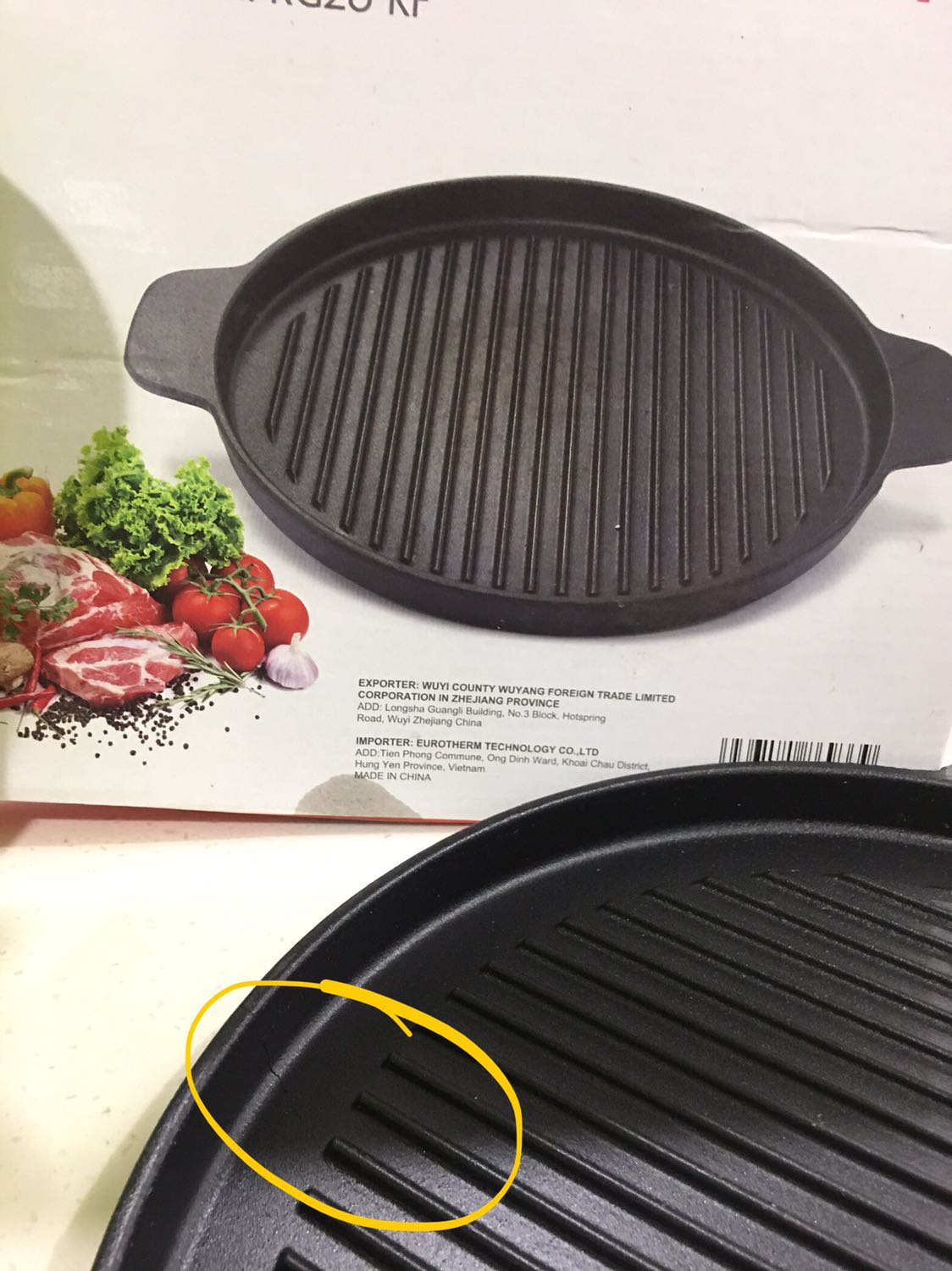 Chảo đẹp, nhưng có 1 vết nứt trên vành chảo, hôm nay mới lấy ra bắt lên bếp xài thử, bật lửa nhỏ, 1 lúc sau, chảo nóng lên là nghe tiếng rắc, vết nứt rạn ra thêm, tắt bếp ngay và chưa nấu qua lần nào, hơi thất vọng :((((