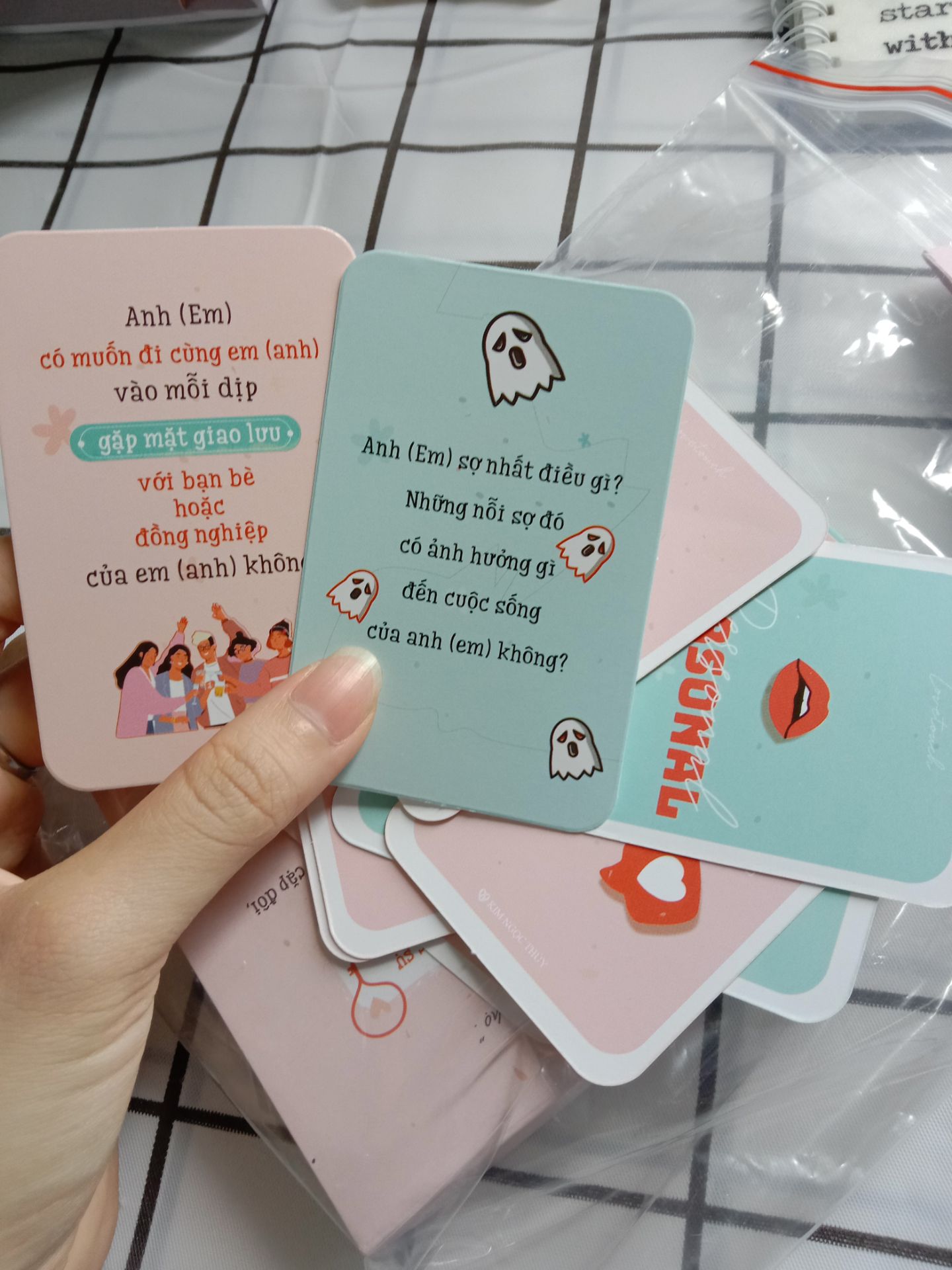 Mình cảm thấy bộ card này rất ý nghĩa. Là cơ hội để cho các cặp đôi chia sẻ chân thành và cởi mở để hiểu nhau hơn. Có những câu từ rất đơn giản đến những câu phức tạp hơn như về quan điểm sống và các trải nghiệm cá nhân, giúp cho mình và người bạn đồng hành của mình có thể hiểu nhau hơn. Rất cảm ơn những tác giả đã làm ra bộ card này.