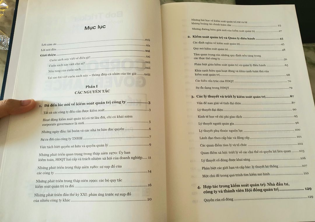 Giấy mịn, màu kem, sờ thích lắm. Hơi bám bẩn tẹo nhưng không vấn đề. Sách toàn chữ, khômg có số hay công thức gì đâu. 

Đối tượng: Người học cao học, kiểm toán, chủ DN lớn. Phù hợp với những bạn đang làm ở Công ty đa quốc gia hoặc Tập đoàn nước ngoài/ Tập đoàn VN có chi nhánh hoặc muốn mở rộng ra nước ngoài. 
Các bạn làm trong công ty vừa & nhỏ, DN VN thì đọc thêm cho biết chứ cũng không áp dụng được toàn vẹn như những đối tượng kể ở trên. 

Nội dung: Mình mới đọc lướt qua thì thấy tác giả phân chia rạch ròi về non-executive director vs executive director, cái mà mn hay nhầm mà ở trường GV không đi sâu hoặc không đề cập đến.
Nhìn thì có vẻ như lý thuyết nhưng là kiến thức mở rộng có thể áp dụng vào thực tế, giúp củng cố nội dung báo cáo & bổ trợ cho các nhận định của bạn.