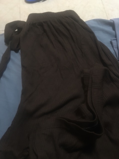 Giao hàng k giống ảnh tên sản phẩm là quần ống rộng nữ 1 cúc trước màu đen mà giao về màu nâu chả hiểu làm ăn kiểu gì á tròi!😡