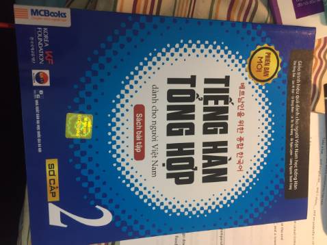tại sao đề là  hai quyển sơ cấp 1 xong đến lúc giao lại 1 quyển sơ cấp 1, 1 quyển sơ cấp 2 vậy? rất không hài lòng về điểm này. còn sách tặng thì chất lượng cũng trung bình thôi, sách rách ở bìa nói trung chưa lần nào mua sách ở  mà thấy chán thế này