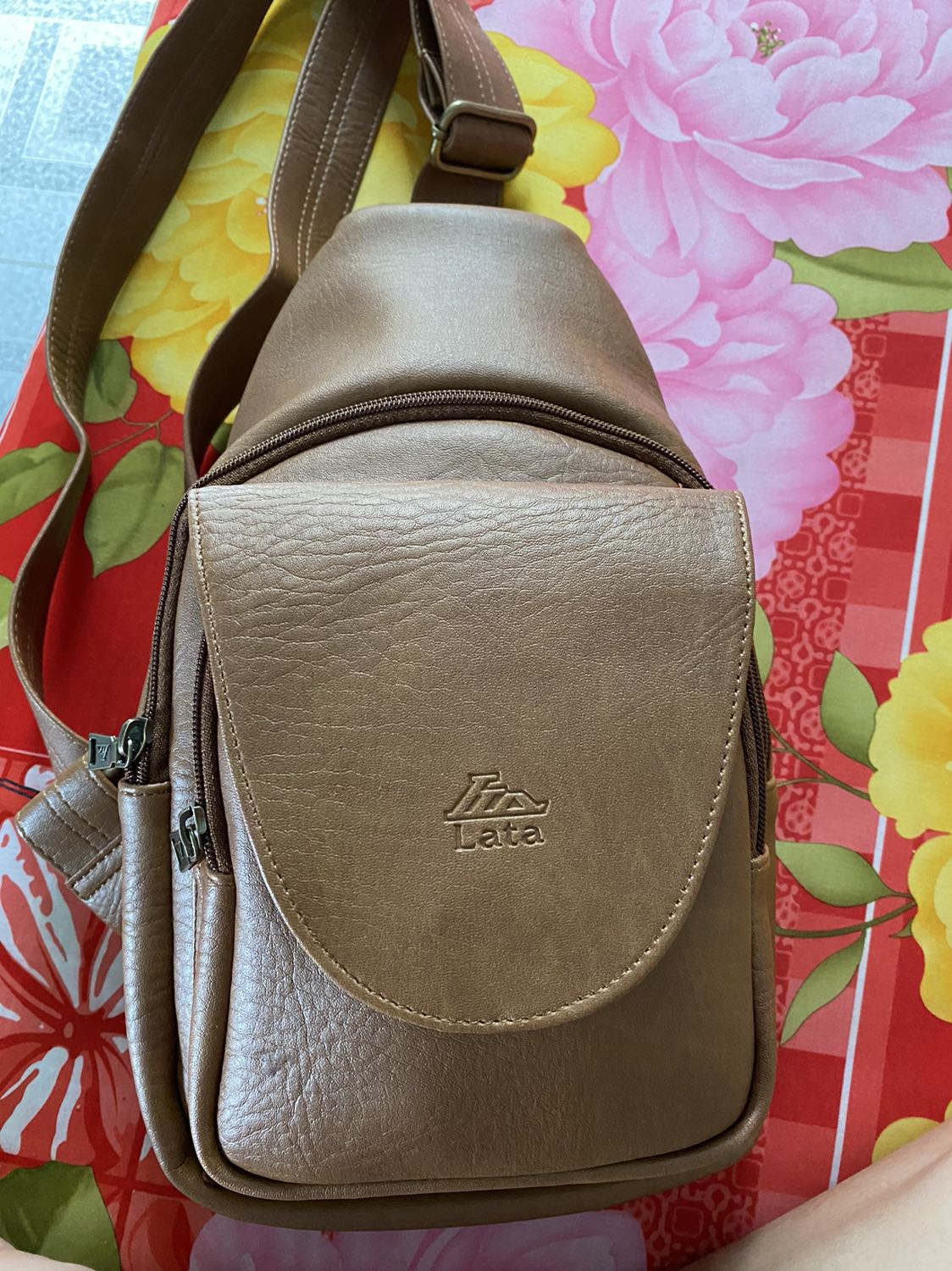 Đóng gói đẹp ok (5sao) .Túi k vô phom mình phải nhét thêm áo vô mới vô dc phom ( sửa dc nên 5 sao ) bị gãy da ngay chổ nắp đậy ( k bền ở chỗ này) . Túi đẹp ok . Bực bội về phần giao hàng của tiki mặc dù thanh toán momo để tránh tiếp xúc gần vậy mà khi nhận hàng phải trình chứng minh giấy tờ. Vậy thanh toán online làm gì bực bội. ( anh shipper ok chỉ làm theo quy định) mà bực đang dịch mà cứ phải trình giấy tờ để nhận hàng mặc dù đơn hàng dưới 200k