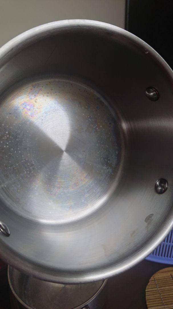 Nồi giá cao, mẫu mã đẹp mà chất lượng kém. Nồi chỉ dùng để luộn rau mà đáy bị đổi màu lốm đốm, cặn rau bám trên thành nồi thì lấy giẻ rửa bát ko thể cọ sạch, phải dùng giẻ sắt cọ nên xước tùm lum. Đây là hình ảnh nồi mình chụp sau chưa đầy 1 tuần sử dụng, và chỉ luộc rau