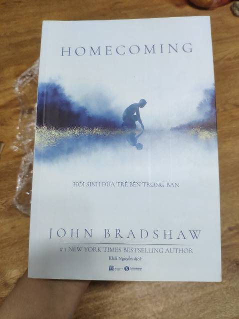 Sách chưa đọc, bìa đẹp, mùi thớm =)). Được tặng kèm bookmark thì hết nước chấm. Tóm lại là tuyệt vì giam hang quá nhanh.