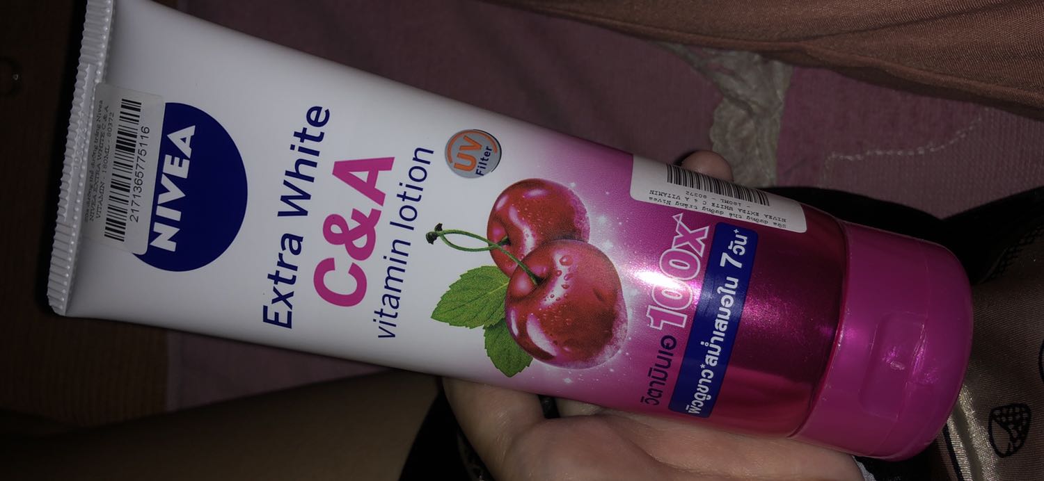 Chuyện là tui rất lười review, dù tiki sẽ thưởng 1000xu khi review sản phẩm. Nhưng mà loại dưỡng thể này của nivea xịn quá. Tui đã xài nhiều loại dưỡng thể khác nhau trong đó có của nivea nữa, nhưng mà loại này phải nói là best. Vì là đang vào hè khá nóng nực nên tui cũng ngại và lừoi xài dưỡng thể vì sợ nhờn rít ? nhưng ai dè, khi xài loại extra white thì nó có quá nhiều ưu điểm ?
1/ vừa thoa lớp lotion lên da là khô ngay lập tức,không rít nhờn. Tui nói thiệt là các dòng lotion khác của nivea vẫn nhờn rít nhẹ á, nhưng sao dòng này mới thoa cái thấm liền, tui ko cần tốn nhìu thời gian thoa cho nó thấm.
2/ mới thoa lên cái trắng bật tông ? rồi xong các mẹ ai có ý định mua kem trộn thì thôi mua này cho rẻ cho an toàn nhé.
3/ lỗ xịt lotion nhỏ vừa, nên khi xịt ra không bị tràn ra lố.
4/ điều các mẹ quan ngại là khi xài lotion ra đường nắng cháy da như thịt chiên cháy cạnh. Nhưng mà tui thấy da tui ra nắng vẫn sáng ko sạm. Tất nhiên là tui vẫn thoa kem chống nắng, chứ loại lotion này ko thần thánh tới mức phơi thây ngoài nắng được ? nhưng quá được vì ko bắt nắng hay sạm màu là điểm cộng sồi

Quá thích luôn các mẹ ạ❤️