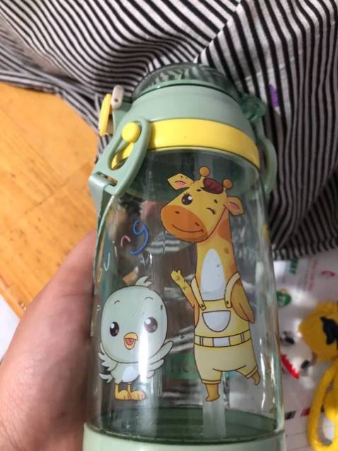 Bình nước dễ thương, bé rất thích. Màu xanh và họa tiết phù hợp với bé trai. Nắp khoá chắc chắc, bé uống k sợ bị đổ. Bình có dây đeo nên bé có thể mang đi chơi được rất tiện lợi. Đặc biệt chất liệu nhựa việt nhật an toàn yên tâm dùng cho bé