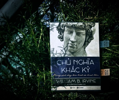 Giao hàng có bọc nhựa ok. Giao đoạn gói hàng để lại dấu vân tay đen vào thân sách hơi khó chịu