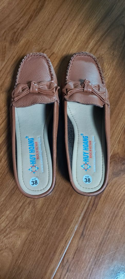 Xác nhận còn hàng mất 3 ngày sau khi Tiki tiếp nhận. Quá lâu hơn các chỗ khác. Tuy nhiên đóng hàng, chuyển hàng và giao hàng nhanh sau đó 2 ngày nhận được. Hàng đẹp, mang êm, đúng như mẫu .Lẽ ra cho 5 sao nhưng shop xác nhận quá chậm đến hơn 48 tiếng,qua ngày thứ 3 tôi theo dõi đơn hàng rất bực mình nên trừ 3 sao còn 2 sao thôi.