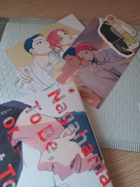 Giao hàng nhanh lắm ấy, mình tưởng qua tết mới nhận cơ thế mà hôm qua đặt hôm nay đã giao đến nơi rồi, gói hàng nhìn sang ghê ấy, nói chung là ấn tượng đầu tiên rất tốt, truyện cũng ổn