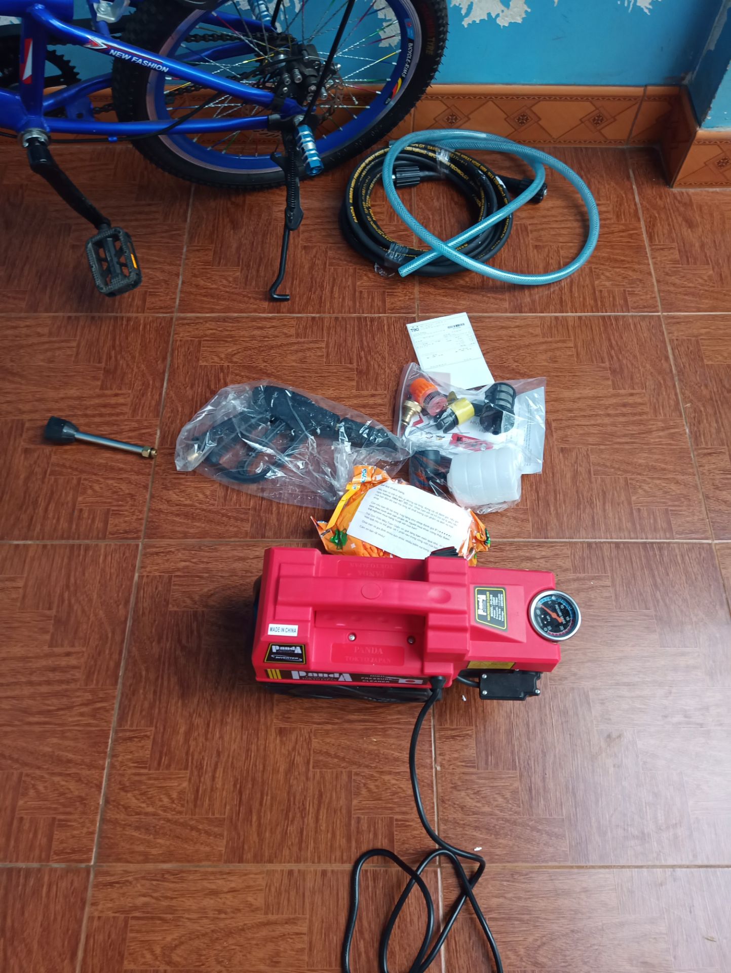 Phụ kiện đầy đủ, đóng thùng xốp mà vẫn bị móp 1 góc chỗ nắp bảo vệ quạt gió. Mình mà không để ý cắm điện vào quay là gãy hết cánh quạt rồi. Mình phải tháo ra gò lại, nhìn hơi xấu. Máy hoạt động tốt, độ ồn ổn, lực xịt mạnh. Độ bền thì xài 1 thời gian mới biết.