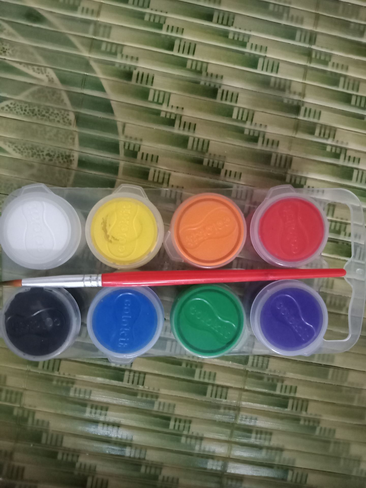 cháu tôi vẽ màu thích lắm