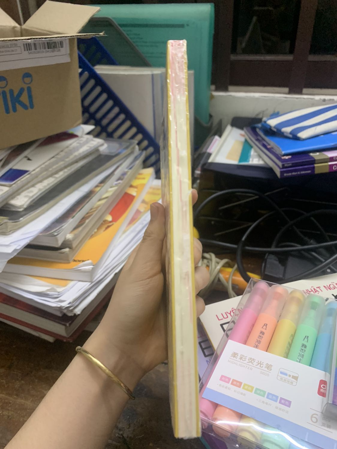 Xịn xò cực kì. Giấy chất lượng muốn xỉu, chữ in rõ nét và có kèm tiếng việt cho dễ học hơn. Tiki thì giao hàng phải gọi là đỉnh của chóp- nhanh ko chê vào đâu đc. Thanks nhìu ạhhhhh