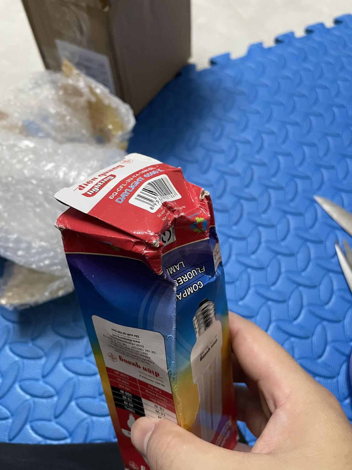 Hàng mua lúc sales giá rẻ hơn bên ngoài , đóng gói cẩn thận nhưng vận chuyển bị móp hết tý vỡ bên trong. Sau vận chuyển nên nhẹ tay hơn