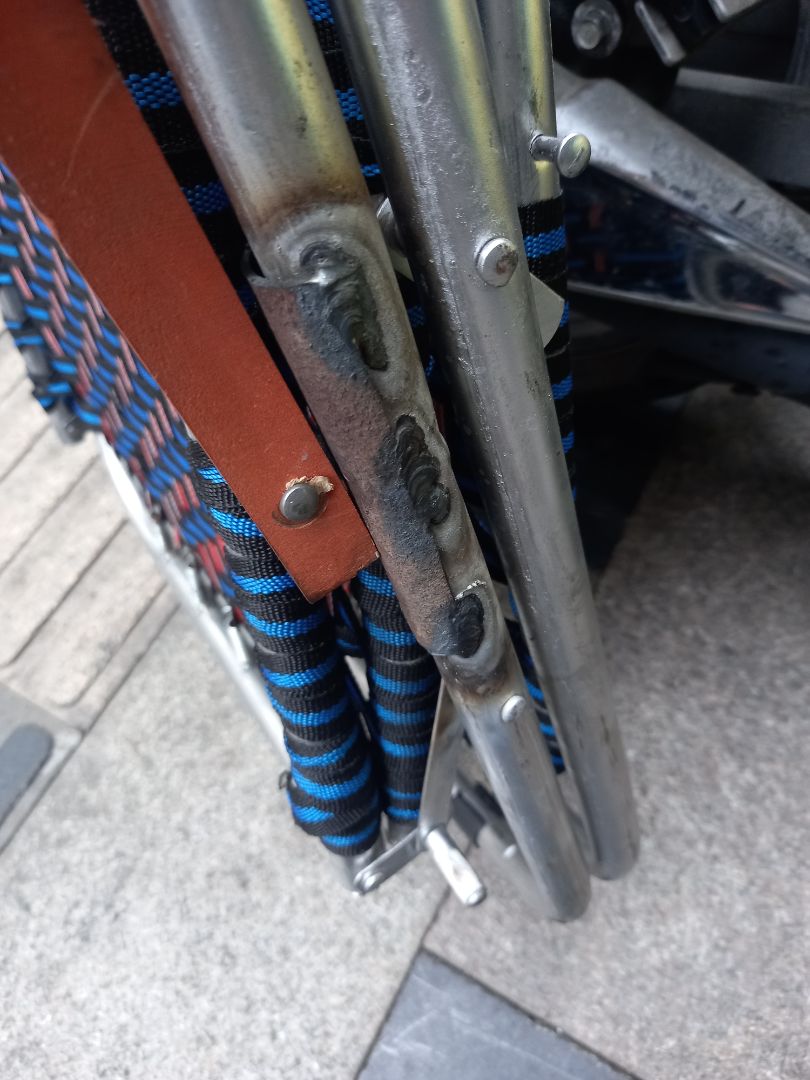 ghế mới mua vừa nằm lên gãy hai chân sau quá dở