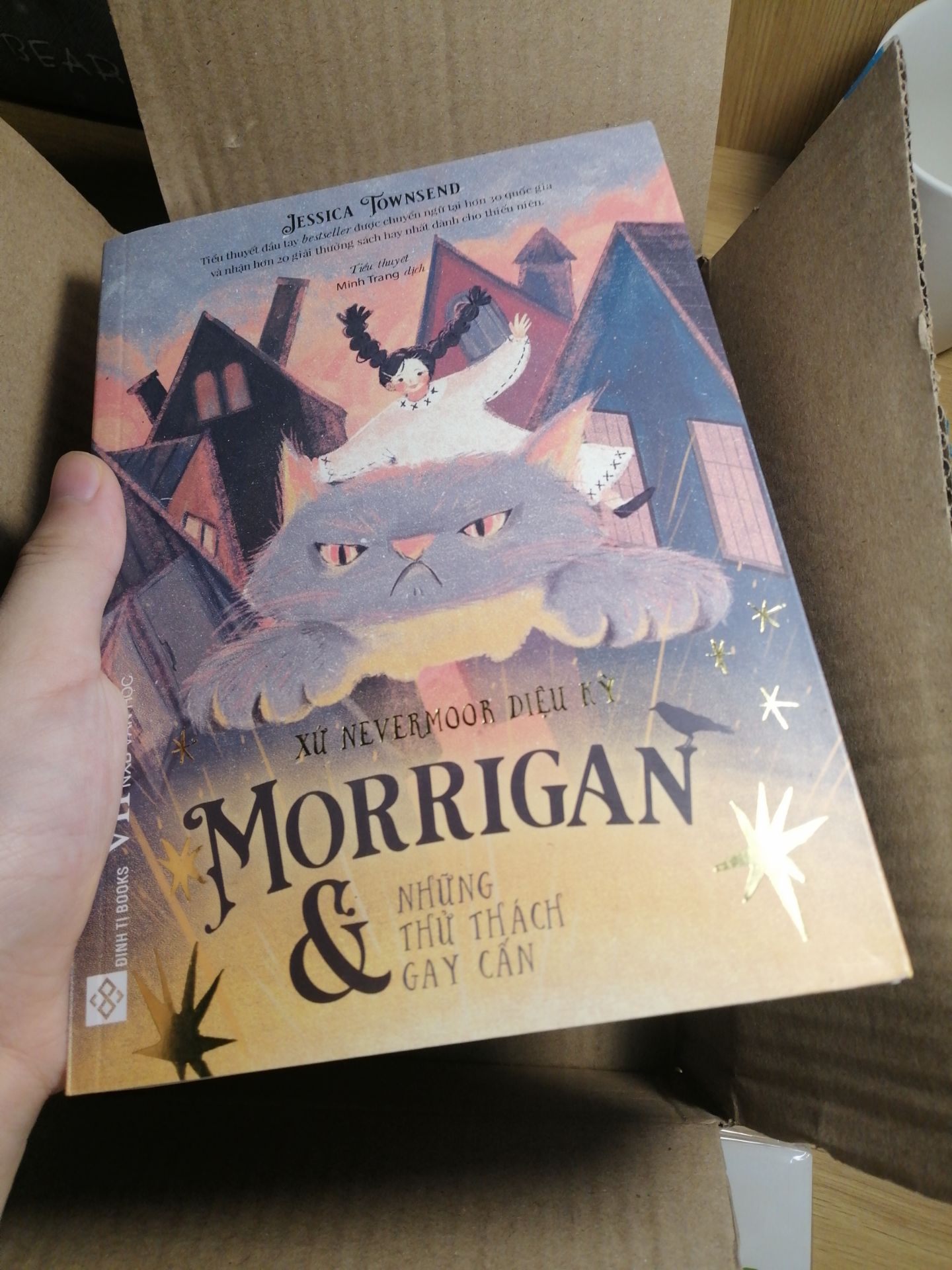 Mùa dịch mà tiki giao vẫn rất nhanh ạ, đến nơi thì sách được bọc trong hộp cẩn thận, không bị móp méo gì cả. Nói chung là oke lắm, 🙆 ai mà thích mấy thể loại phiêu lưu, phép thuật các kiểu thì nên mua em này về đọc thử và cảm nhận nha. Bìa sách cũng đẹp, cứng cáp, có điều giấy hơi nhem chút xíu bên ngoài nhưng cũng nhỏ nên không sao ạ.