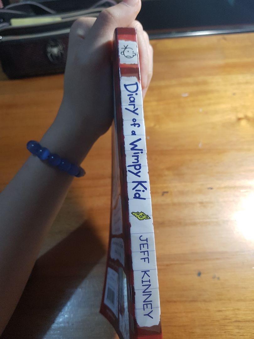 về chất lượng thì giấy hơi mỏng á, bìa cũng mỏng dễ bị cong
còn về nội dung thì hay cực á, truyện đáng iu cực kì luôn về chất lượng thì giấy hơi mỏng á, bìa cũng mỏng dễ bị cong
còn về nội dung thì hay cực á, truyện đáng iu cực kì luôn