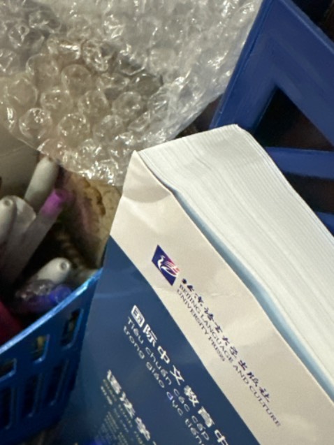 Hic không biết có phải vì mua được giá sale không mà sách bị móp góc với phần keo gáy hơi lỗi nên bị bong ra 20 trang đầu góc trên🥲. Bùn quá đi