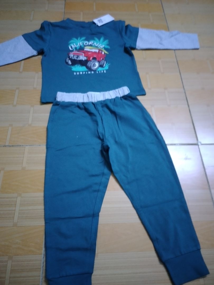 shop giao hàng nhanh, chuẩn size số.from dáng rất đẹp.chất lượng sp trên cả tuyệt vời bé nhà mình thích lắm.mình cảm ơn shop đã cho ra những sp đẹp cho các bé!