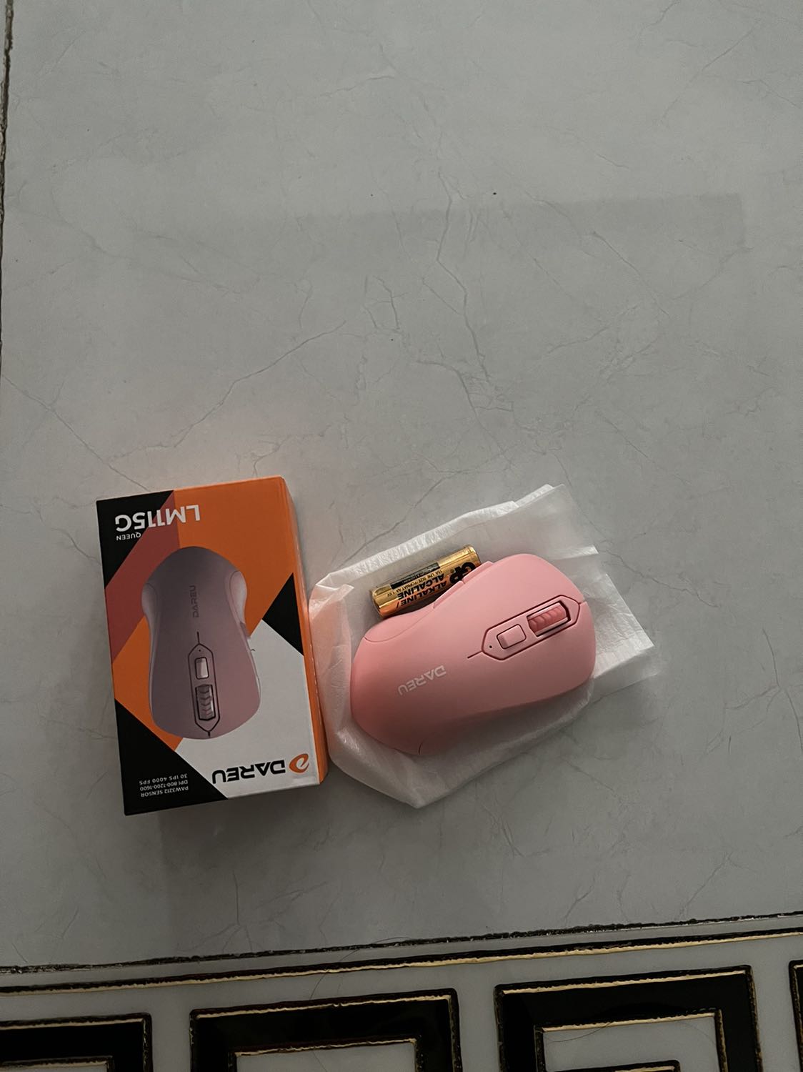 Tiki đóng gói cẩn thận, may mắn mình mua được giá tốt lại kết hợp được ctkm nên giá rất cạnh tranh. Chỉ tiếc là 2 đơn hàng gần đây Tiki giao hàng chậm hơn so với thông báo trên app. Hàng đã nhận, mẫu dành cho nữ đậm cá tính. Chuột nhạy chỉ sử dụng 1 pin 2A. Rất ok và đẹp.