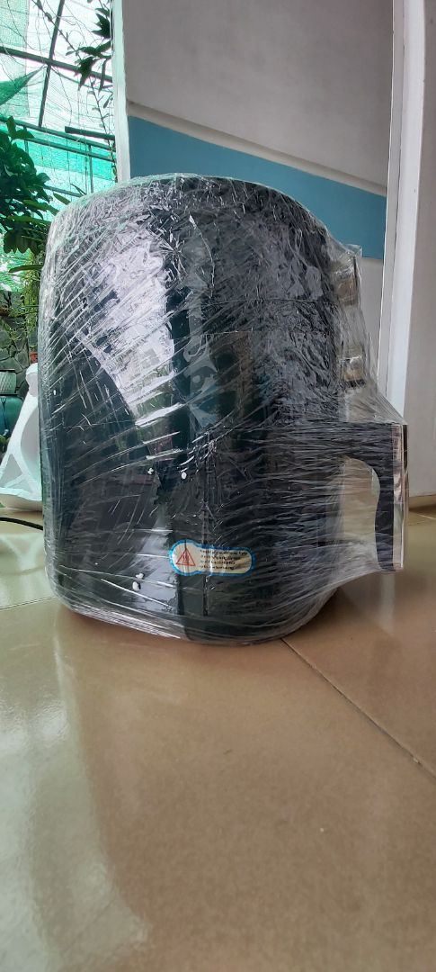 Đặt màu đen mà shop giao màu xanh. 
Không có phiếu bảo hành.
Vỏ hộp bị bể rách, khg biết có ảnh hưởng chất lượng.
Chưa sử dụng nên chưa biết.
Cảm giác không yên tâm...