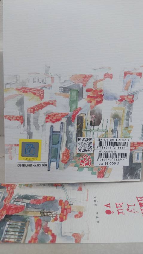 Tập tản văn là tập hợp hàng chục câu chuyện đời thường, quá đỗi bình thường từ xóm giềng miền quê cho đến những miền đất mà tác giả có dịp ghé qua. Bên cạnh lời văn một mạc, giản dị đúng chất Nam bộ vốn là đặc trưng thì các câu chuyện của “cô Tư” cũng thường là về thân phận những người nghèo những người mà tác giả từng băn khoăn cho là có đời sống tẻ nhạt, không biến cố, lờ đờ trôi theo thời gian, là không dấu vết, là “hư vô”. Qua những ghi chép chân thực, rất đời tác giả cuối cùng như muốn minh chứng điều ngược lại. 
“ Làm gì có người nào sống không để lại dấu vết. Ngay cả một người vô dụng nhất chẳng ra tích sự gì lúc qua đời cũng tốt đất xanh cây. Không phải ai cũng có thể viết sách, vẽ tranh với cái ảo tưởng rằng chỉ cần vậy thôi thì tên tuổi vẫn còn lang thang hoài trên mặt đất. Nhưng những con người bình thường cũng ở lại rất lâu. Họ chỉ sống, vậy thôi.
Cả khi không để lại chút tên tuổi gì, như những người xây Vạn lý trường thành, thì họ cũng làm nên dấu vết của mình trong gạch đá.
Không cần bận tâm hư vô, bà ngoại vẫn ở lại trong dáng đi của đứa cháu, trong tính khí của thằng con, trong cái hương vị  món bánh tằm bì mà bà truyền dạy.”