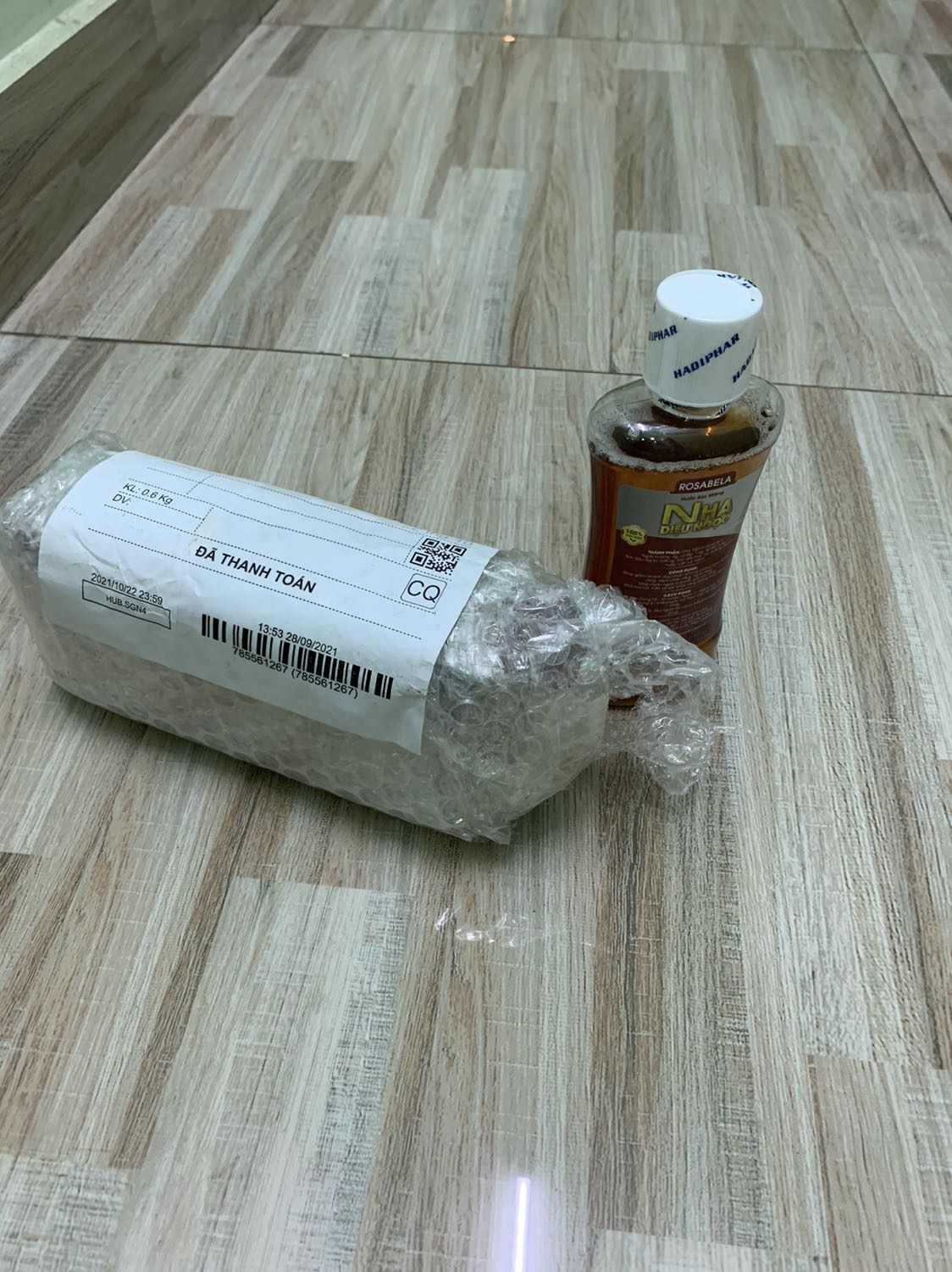 Hôm mình mua mỗi chai giá 53k mua 3 chai được miễn ship nên mình mua 3 chai. Mình nhận hàng nay hơn 1 tuần không mở ra kiểm. Nay mẹ mình bị đau răng mở ra cho mẹ ngậm thì mới biết trong gói hàng có 1 chai. Nay quá thời gian đổi trả không biết tiki có giải quyết dùm không. Mới đây mấy hôm mình cũng đổi trả 1 sản phẩm giao không đúng mẩu mã. Đề nghị Tiki xem lại