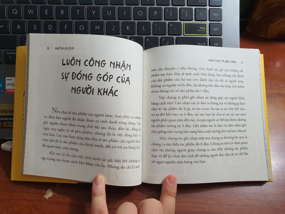 nếu bạn luôn suy nghĩ "ôi, mấy việc cỏn con này ai làm chẳng được, mình có làm được gì to tát đâu mà tự hào" thì hãy mua cuốn Nghệ thuật PR bản thân nhé 😆