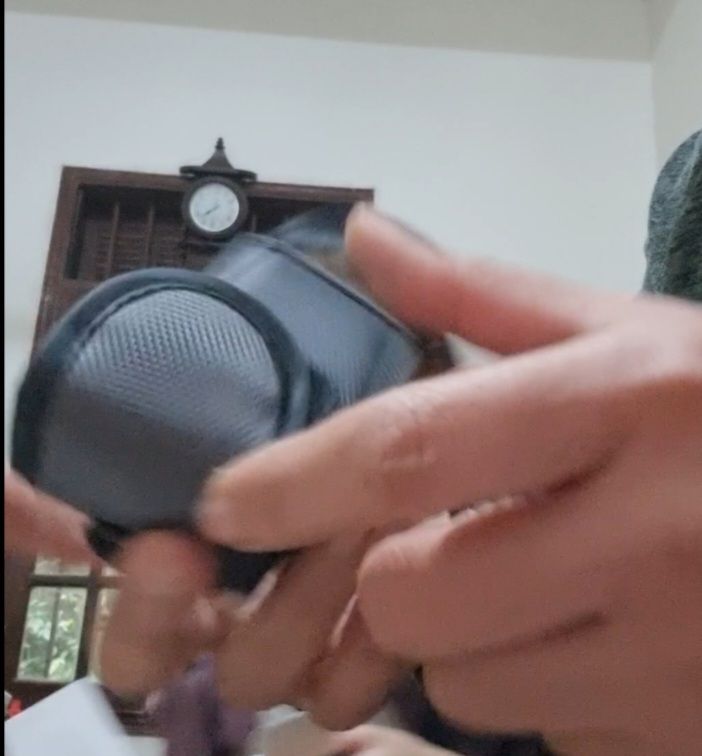 Shop đóng gói cẩn thận, gửi hàng đúng hạn. Máy đo có kèm pin và túi bọc. Mình đo thử 2 lần thấy ổn.