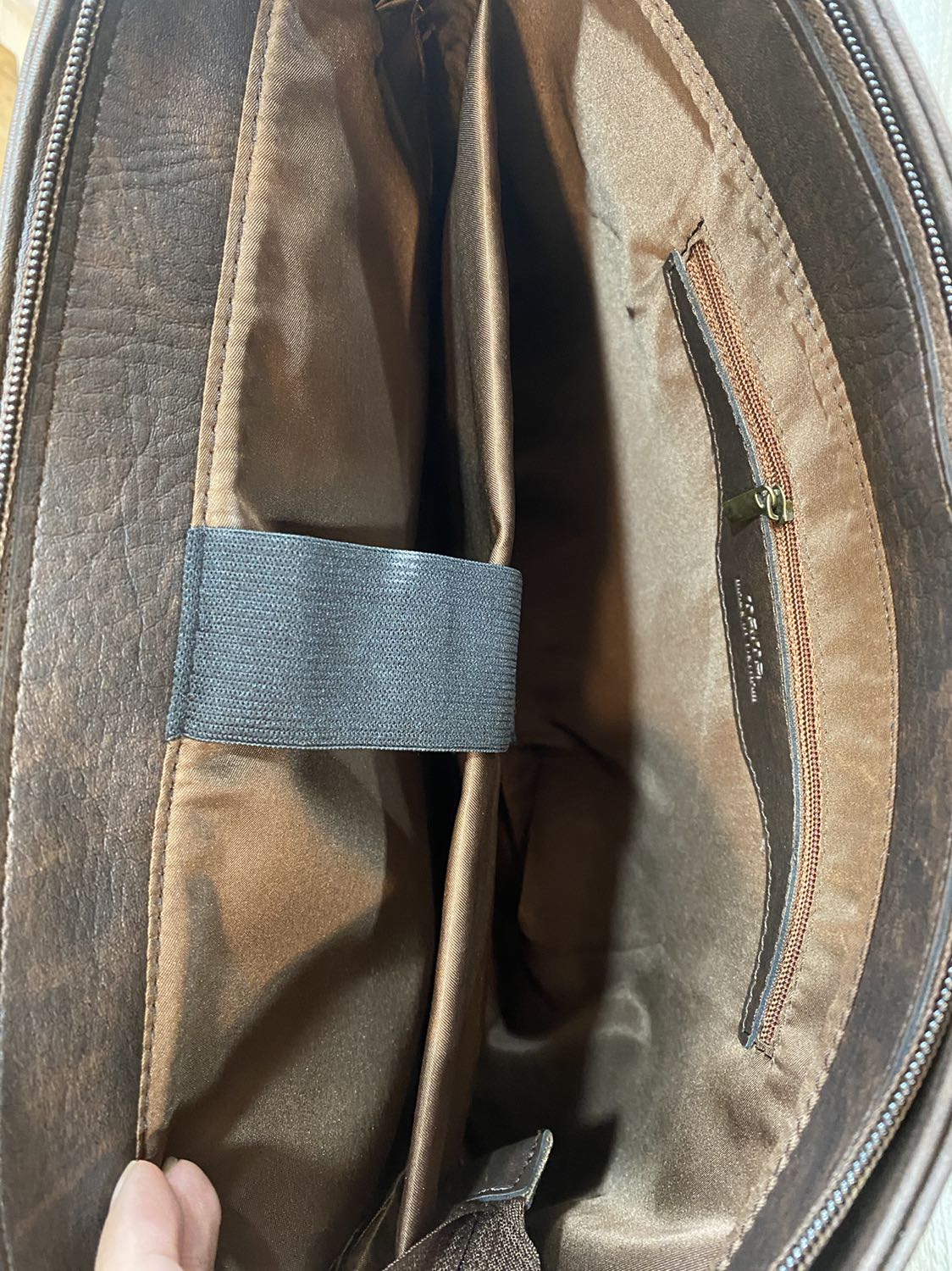 Đã nhận được hàng, shop giao nhanh, hàng đẹp như quảng cáo, rất uy tín, chất da mềm rất thích, sẽ giới thiệu bạn bè ủng hộ shop nè.