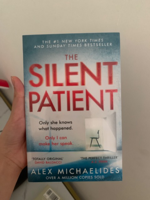 Sách nhỏ hơn mình tưởng tượng. Nội dung đọc xong sẽ review. Vocab có vẻ không quá khó đâu nhé. Fahasa đóng gói hàng đẹp khá chất lượng có bọc bên ngoài sách. Sẽ tiếp tục ủng hộ mong Fahasa ra thêm nhiều đầu sách ngoại văn