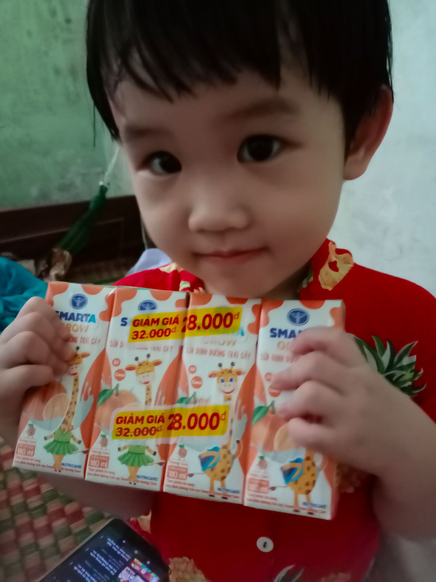 sữa chất rất ngon. mùi vị y chang yomost. bé nhà m cực thích mùi vị cam so với hương dâu, chuối. bé uống tù lì luôn 2 hũ..date dài. tks shop nhé. ❤️❤️