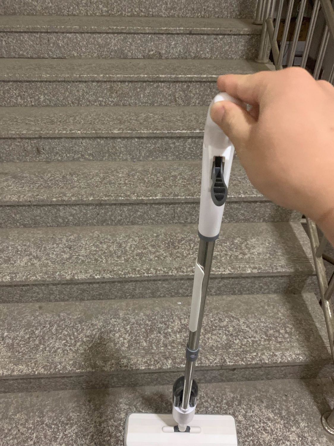 Lau cầu thang đỡ phải bê cái thùng theo nè, tiện lợi bao nhiêu. 10đ không có nhưng