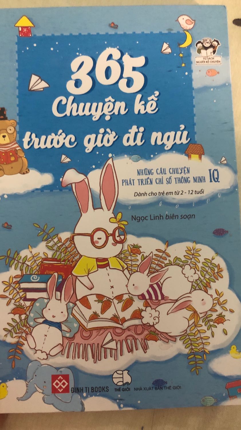 Sách nhiều chữ, ít hình ảnh. tuy nhiên nội dung truyện phù hợp cho bé từ 5 tuổi nhiều hơn. Các câu chuyện ngắn của nhiều nước nhưng kiểu ngụ ngôn, nên bé từ 2-3 tuổi thì k phù hợp với sách này.