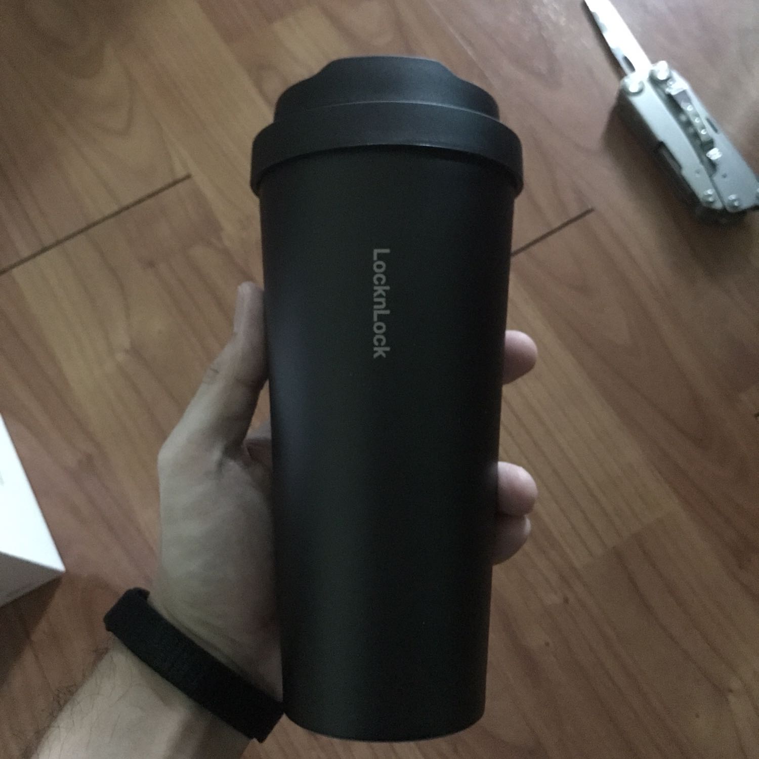 Tiki giao hàng nhanh và đóng gói cẩn thận. Về thương hiệu LocknLock, mình đã sử dụng nhiều và thương hiệu khá uy tín về chất lượng và mẫu mã. Riêng sản phẩm này thì thiết kế vừa tay và chắc, mang phong cách tối giản, đẹp và hữu dụng. Mọi người luôn ủng hộ sản phẩm của LocknLock nhé 👌👌👌