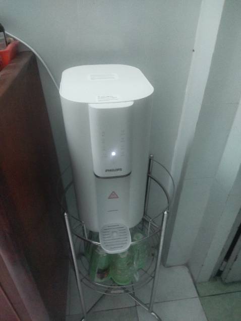 Máy chạy êm, rất ít tiếng ồn, công suất lọc khoảng 800ml tới 1L trong 10'-15', đủ cho gia đình dưới 5 người. Chất lượng nước rất tốt, trong.

Dây điện rất ngắn, cỡ 1m, nên cần đảm bảo đặt gần ổ cắm. Nút cảm ứng không nhạy lắm nhưng cũng không phải vấn đề lớn.