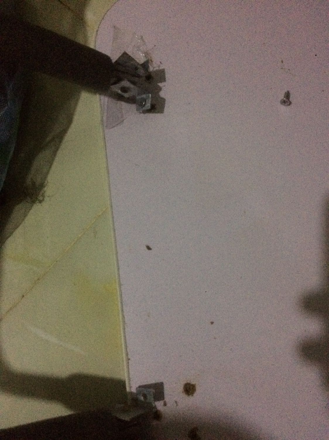 - Quá tệ,  mua tin tưởng tiki không kiểm tra.
- vừa mở cái chân rớt bay vít chân, hờn luôn
- thua cả cái bàn 40k mọi người thường mua có chữ cho bé học.