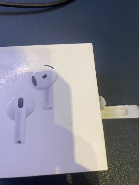 Rất lâu rồi mình mới quay lại mua hàng trên Tiki nhưng lại có một trãi nghiệm rất tệ, lần đầu tiên mình đánh giá 1* trên sàn TMĐT mà còn đáng buồn đây lại là sản phẩm của chính Tiki xử lý chứ không phải của người bán, hộp rất cũ dơ trầy và có dấu hiệu ẩm móc, tai nghe được sản xuất từ 2024, kích hoạt bảo hành thì hết hạn 2025, phải lên cập nhật lại ngày mua hàng với Apple và chờ xác thực từ phía Apple, mình k biết Tiki có đội ngũ kiểm tra hàng trước khi đóng gói gửi đến tay khách hàng không nhưng với cách làm này thì chắc chắn Tiki sẽ mất đi rất rất nhiều sự tin tưởng của khách hàng, mình biết hàng đã nhận và đã khui thì quy trình đổi trả rất rất phức tạp nên nhận xét này nhằm gửi đến bộ phận nào đã xử lý đơn hàng này để các bạn làm việc tốt hơn