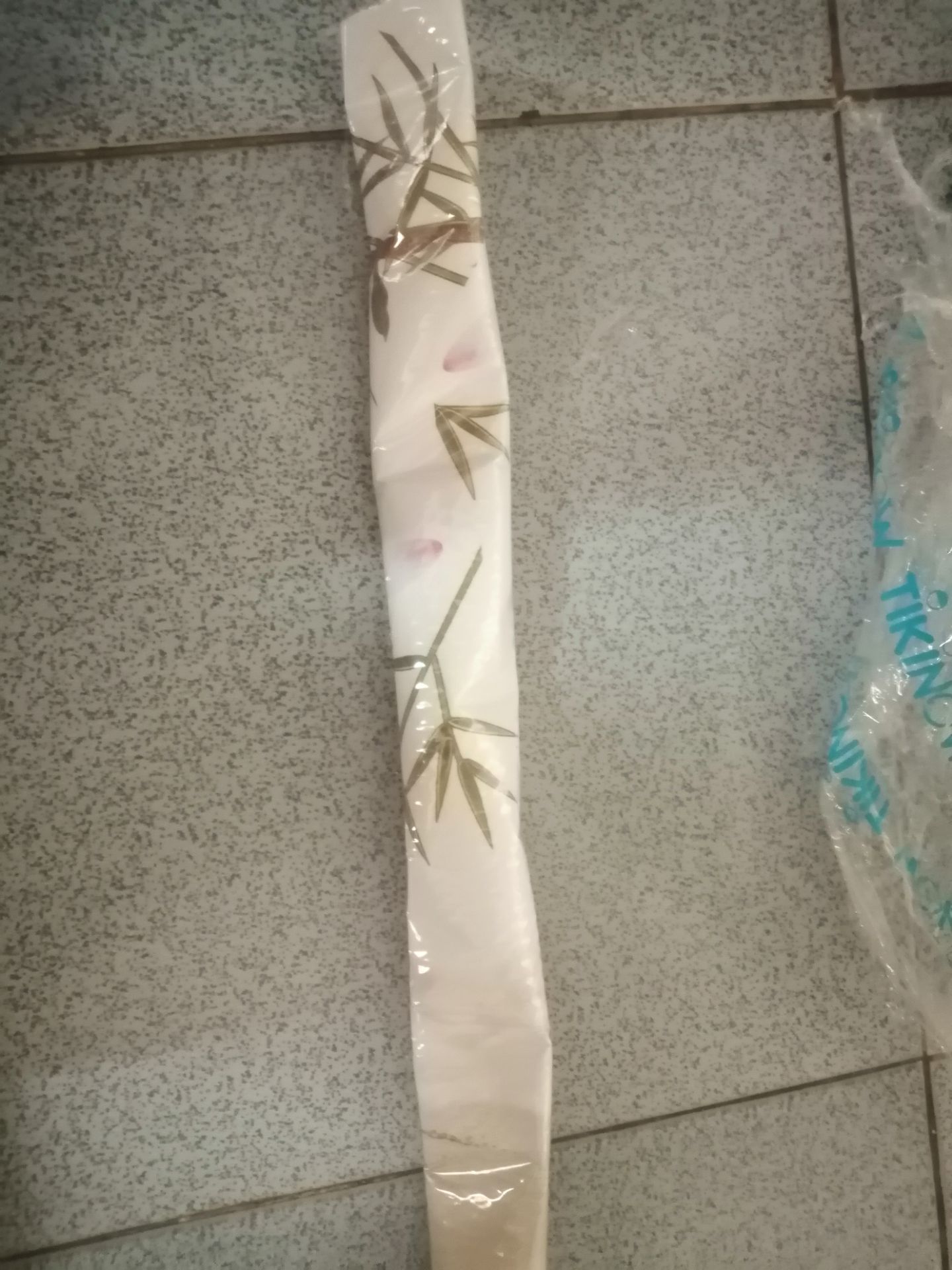 Gửi cho đống giấy gẫy như giấy vụn làm gì vậy shop? Đóng gói k cẩn thận gì hết vậy. Làm ăn kiểu con nít