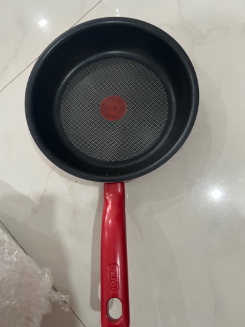 Chảo quá ưng ý, nhận hàng là hài lòng liền, chảo cầm nặng tay, lớp chống dín nhìn khác và ưng hẵn, sẽ ủng hộ Tefal khi có nhu cầu. Tiki giao hàng nhanh, rất hài lòng